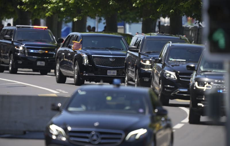 Kolona amerického prezidenta přejíždí z letiště k vile.