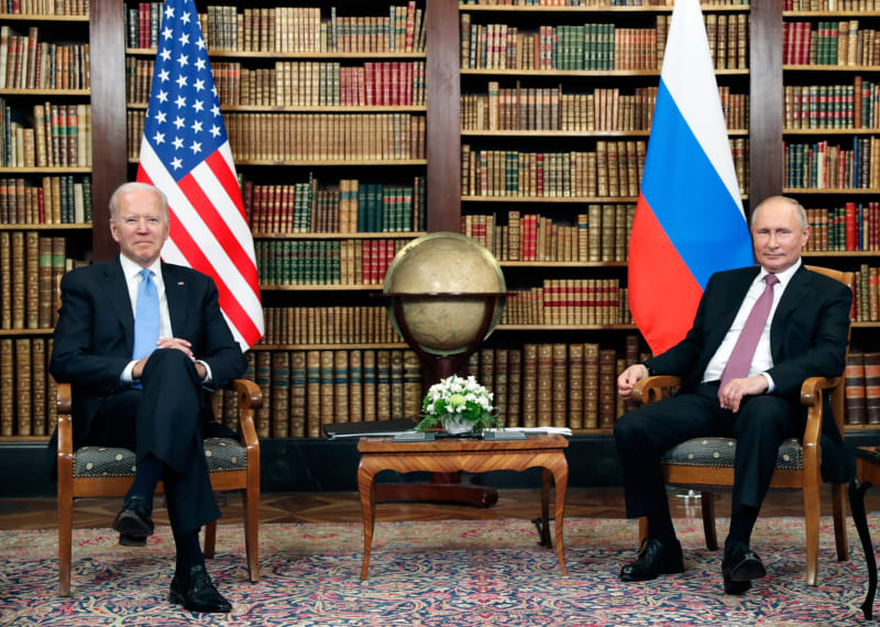 Joe Biden a Vladimir Putin zasedli k jednání ve švýcarské vile.