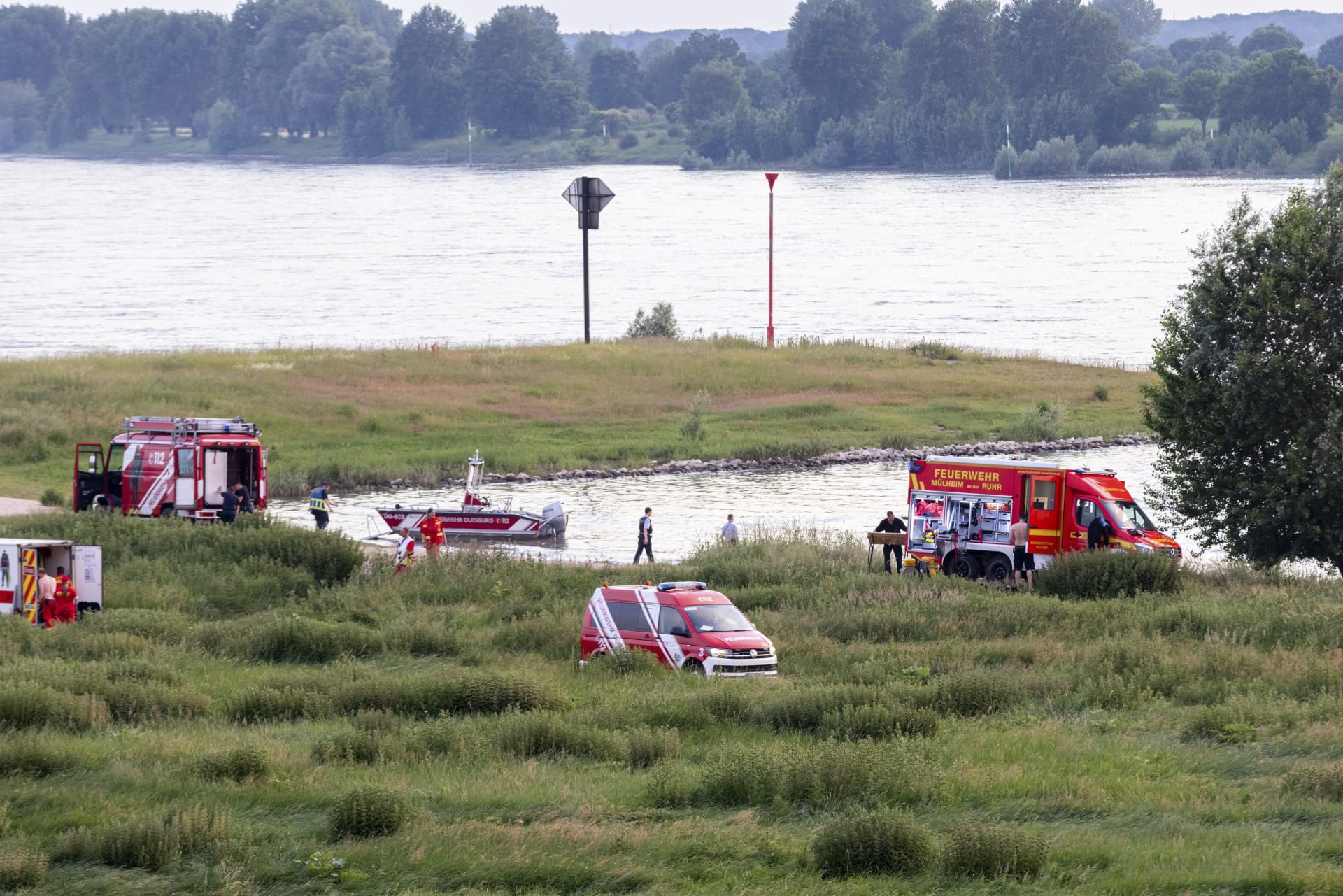 Německá policie pátrá po dvou pohřešovaných dívkách, které se koupaly v řece Rýn u města Duisburg.