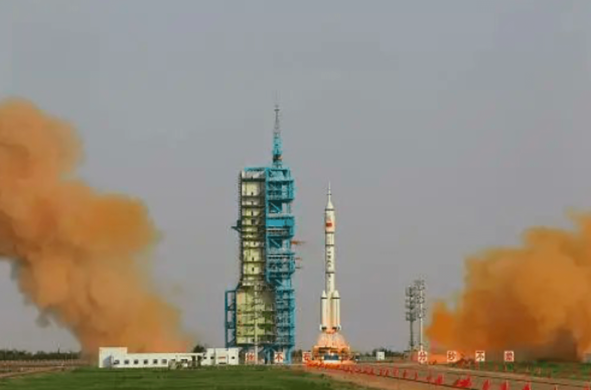 Vesmírná loď Šen-čou 12 odstartovala k vesmírné stanici. 