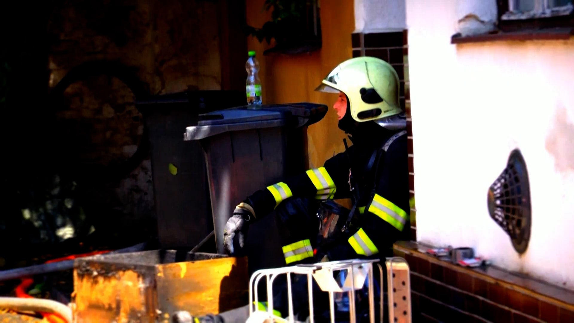 S požárem domu bojovali ve čtvrtek před polednem hasiči v Brně. 