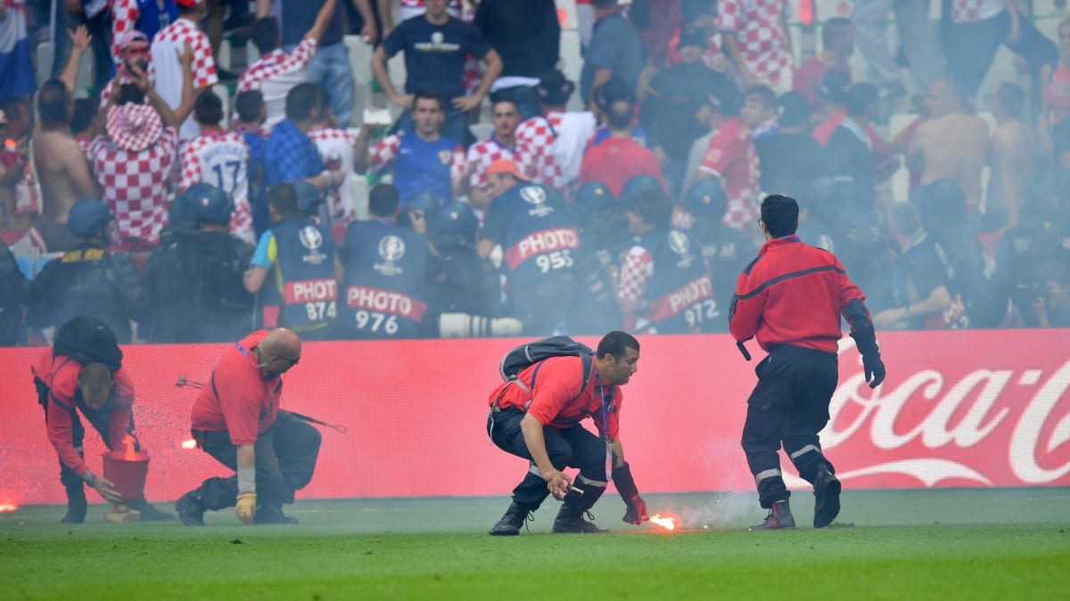 Pyrotechnika při zápase na Euru 2016 vybouchla sběrači přímo v rukách.