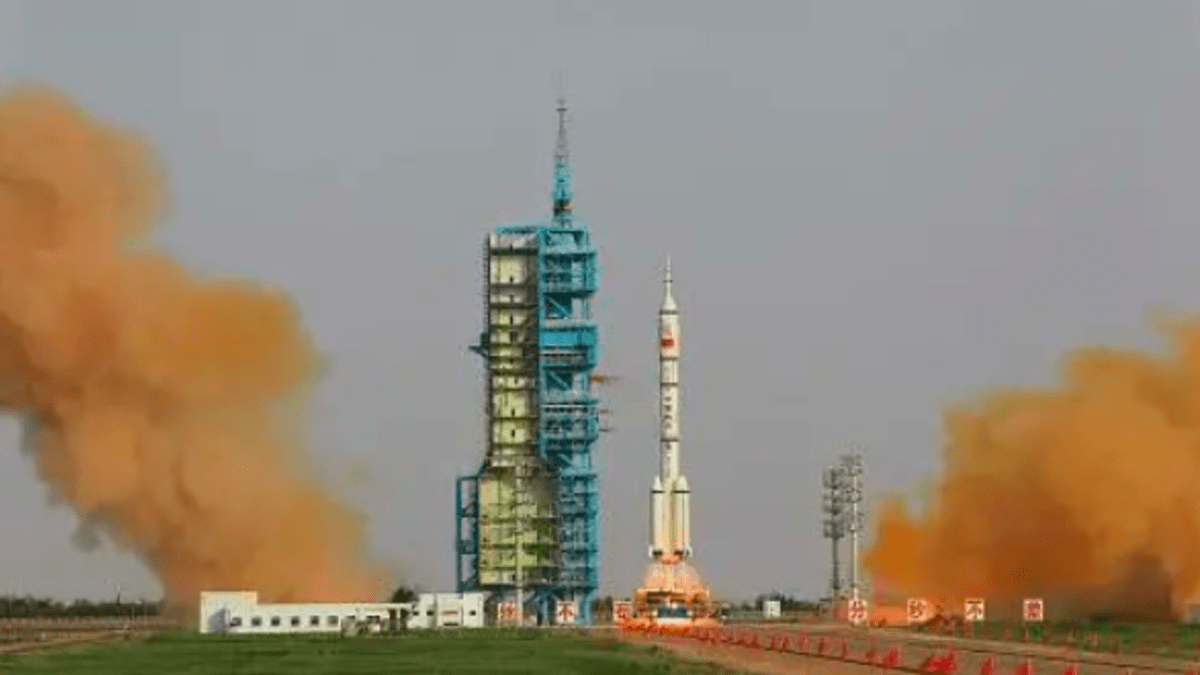 Vesmírná loď Šen-čou 12 odstartovala k vesmírné stanici. 