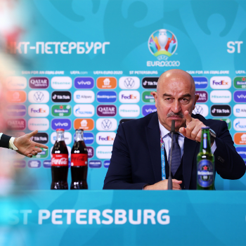 Ruský trenér Stanislav Čerčesov nenapodobil Cristiana Ronalda na tiskové konferenci si plnými doušky vychutnal kolu.