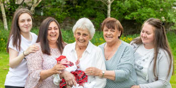 Seniorka slaví první praprapravnouče. Její rodina čítá šest žijících generací