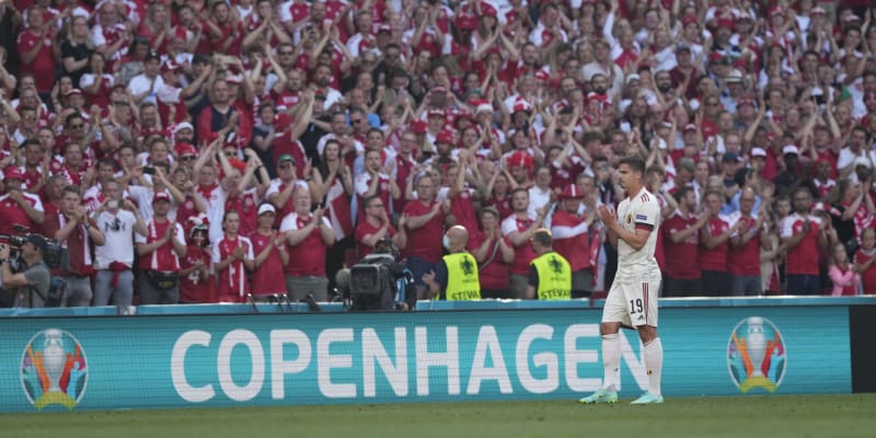 Netradiční pauza v 10. minutě zápasu mezi Belgií a Dánskem.