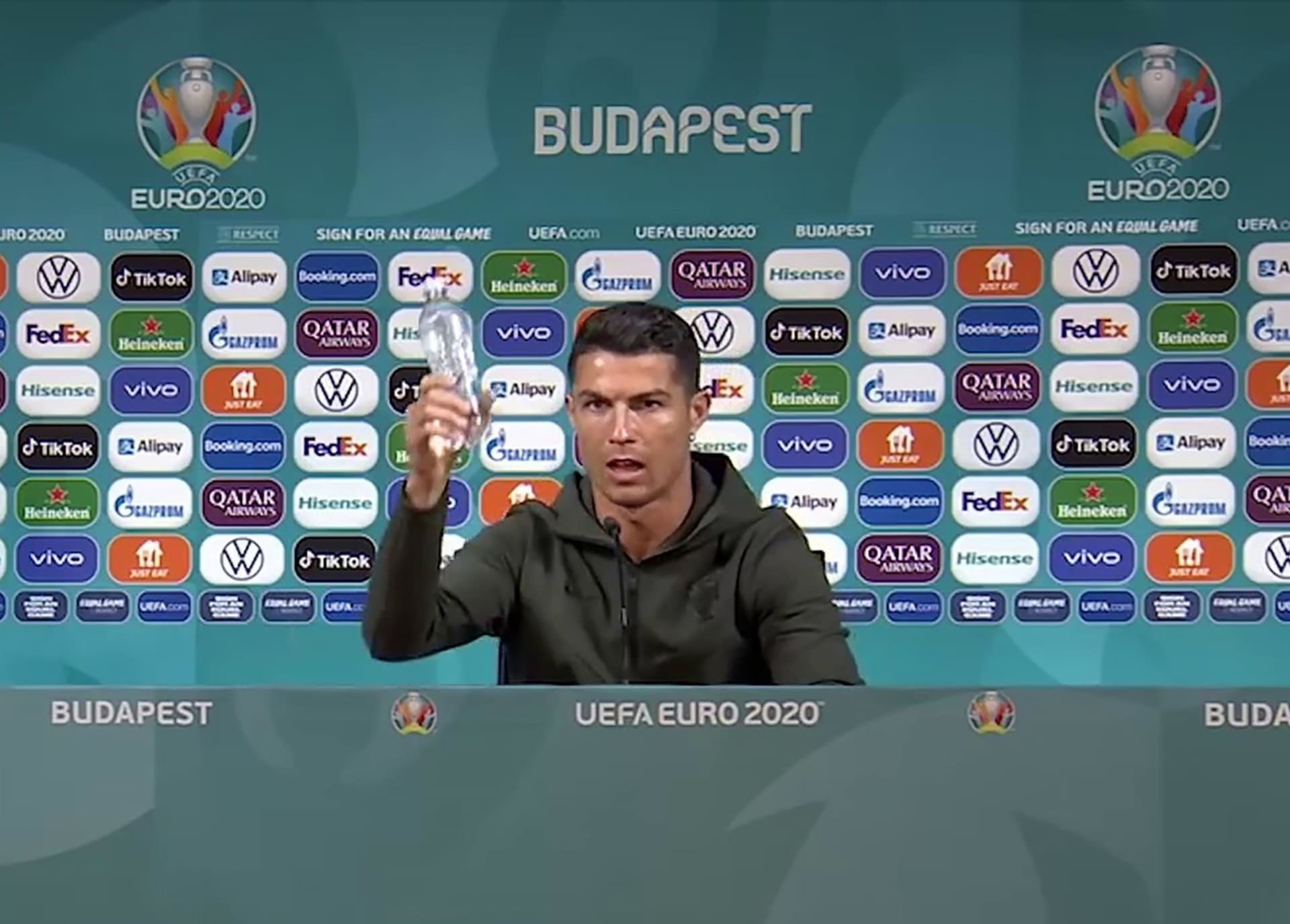 Cristiano Ronaldo strhl lavinu odstraňování výrobků sponzorů Eura ze záběru kamer při tiskových konferencích.