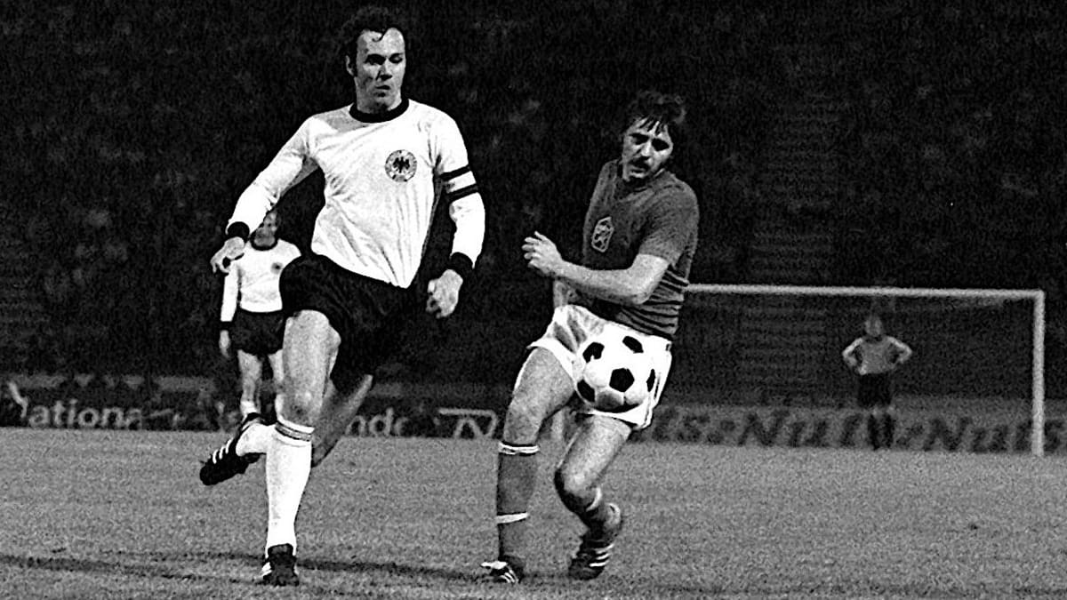 Antonín Panenka (vpravo) v souboji s Němcem Franzem Beckenbauerem ve finále ME 1976 v Bělehradě.