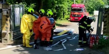 Sledujte Hlavní zprávy: Jaký je stav dvou zraněných po úniku nebezpečného plynu v Plzni?