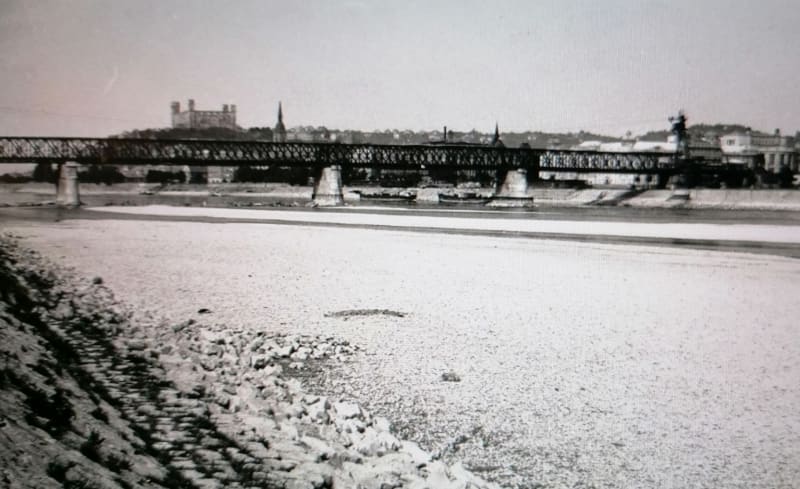 Vedra v roce 1947, řeka Dunaj v Bratislavě témě vyschnula. Slováci v té době ale neměli žádné informace o aktuálním hladomoru v Sovětském svazu. Foto: Wikimedia