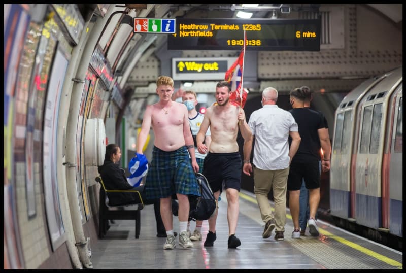 Skotští fanoušci zaplavili Londýn a evidentně se dobře baví.