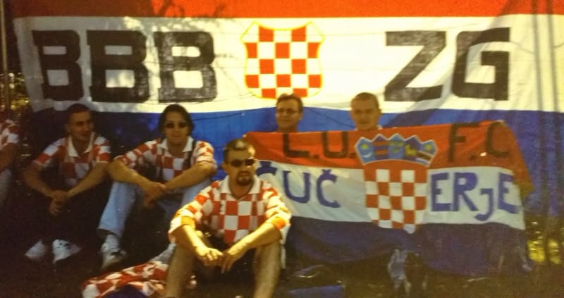 Damir Turčič s dalšími chorvatskými fanoušky na výjezdu.