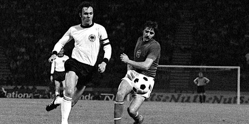 Antonín Panenka (vpravo) v souboji s Němcem Franzem Beckenbauerem ve finále ME 1976 v Bělehradě.