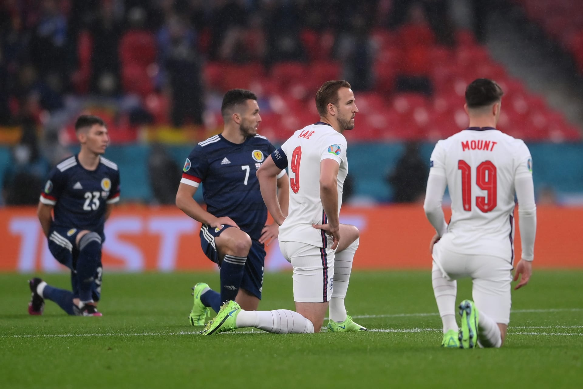 Angličtí a skotští fotbalisté klečí před vzájemným utkáním na Euru 2021 ve Wembley.