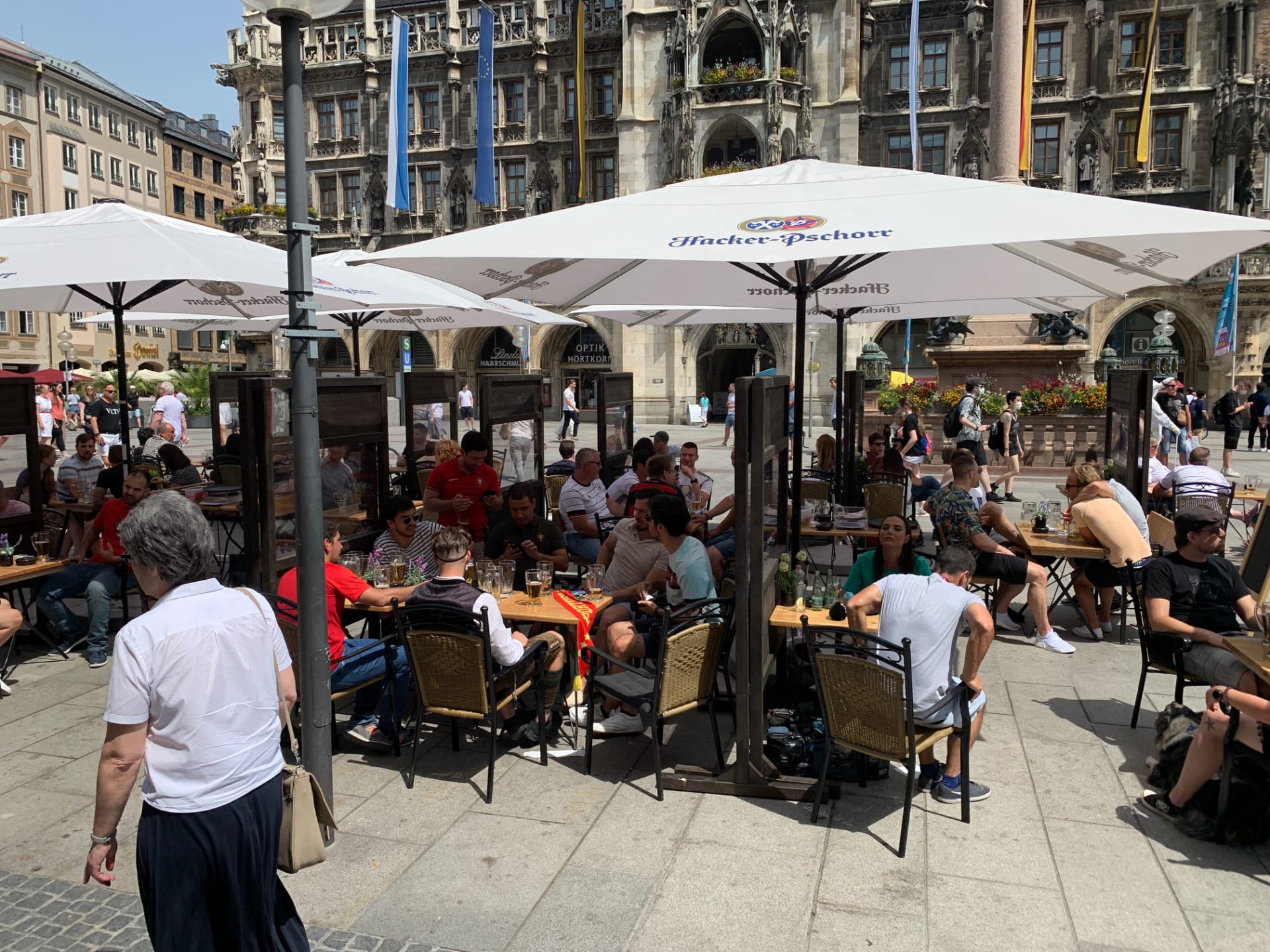 Portugalci a Němci v restauraci na nejznámějším mnichovském náměstí Marienplatz.