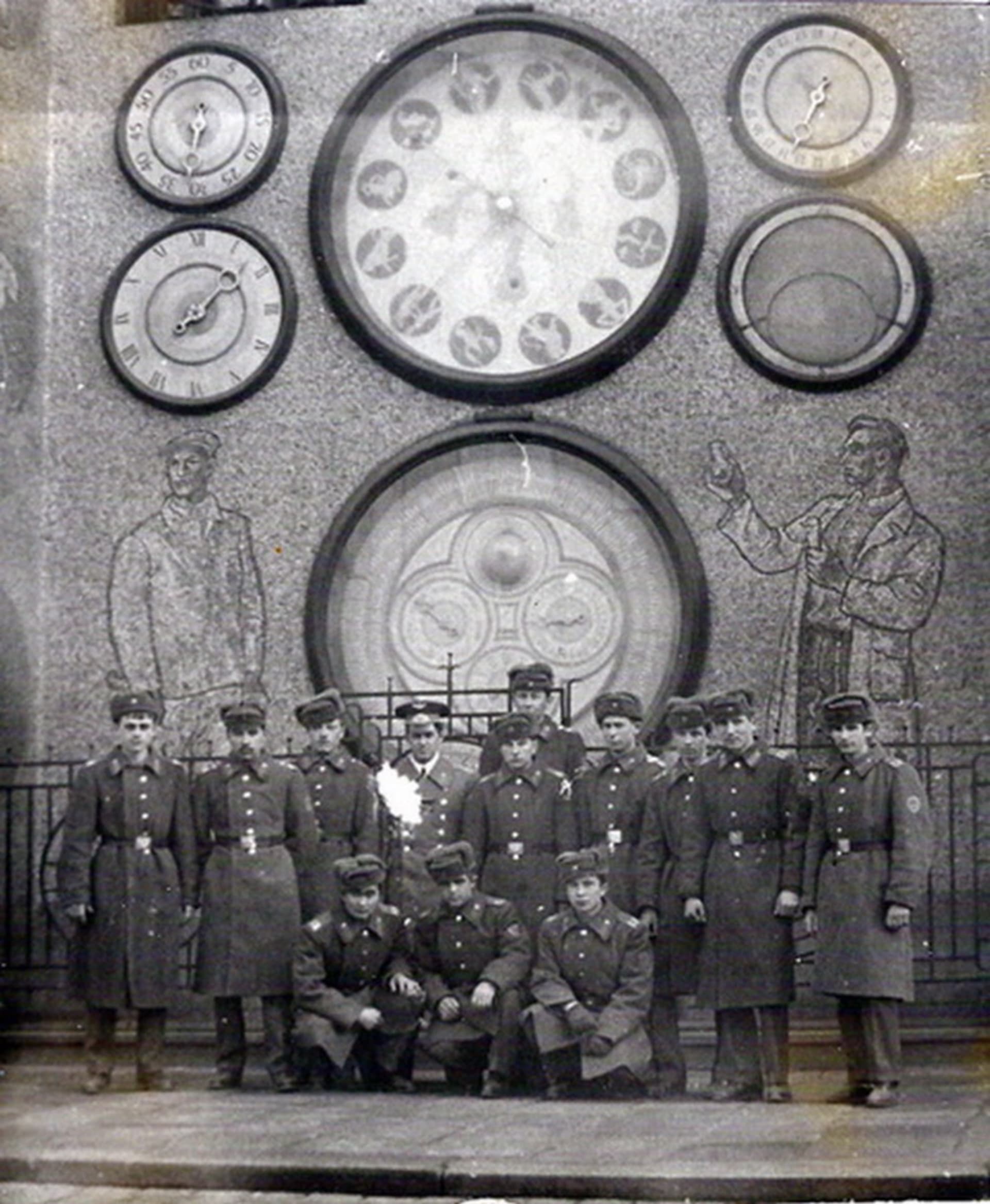 Sovětští vojáci před olomouckým orlojem. Foto: Fórum sovětských veteránů