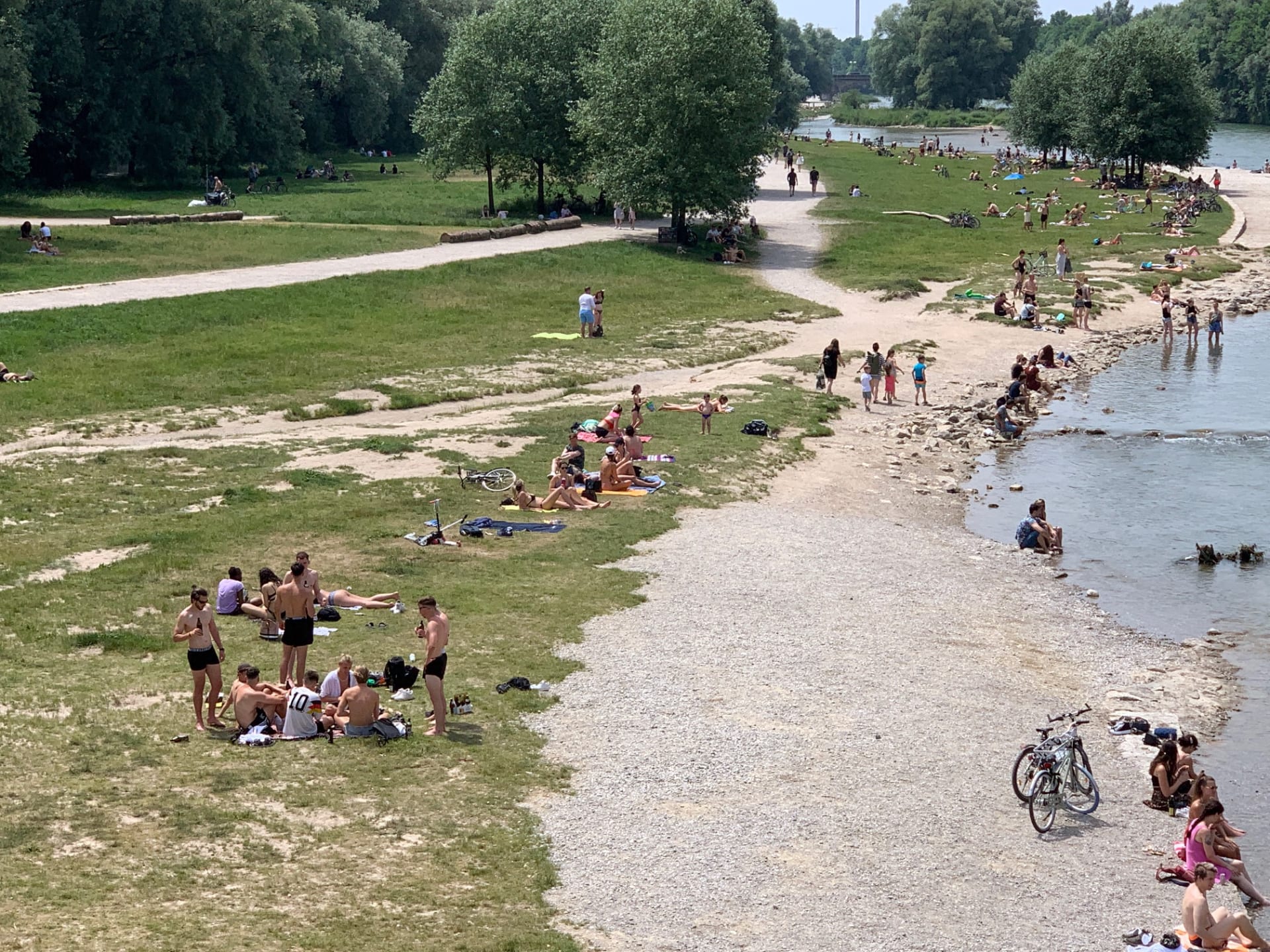 Němečtí fanoušci se mezitím chladili v řece Isar.