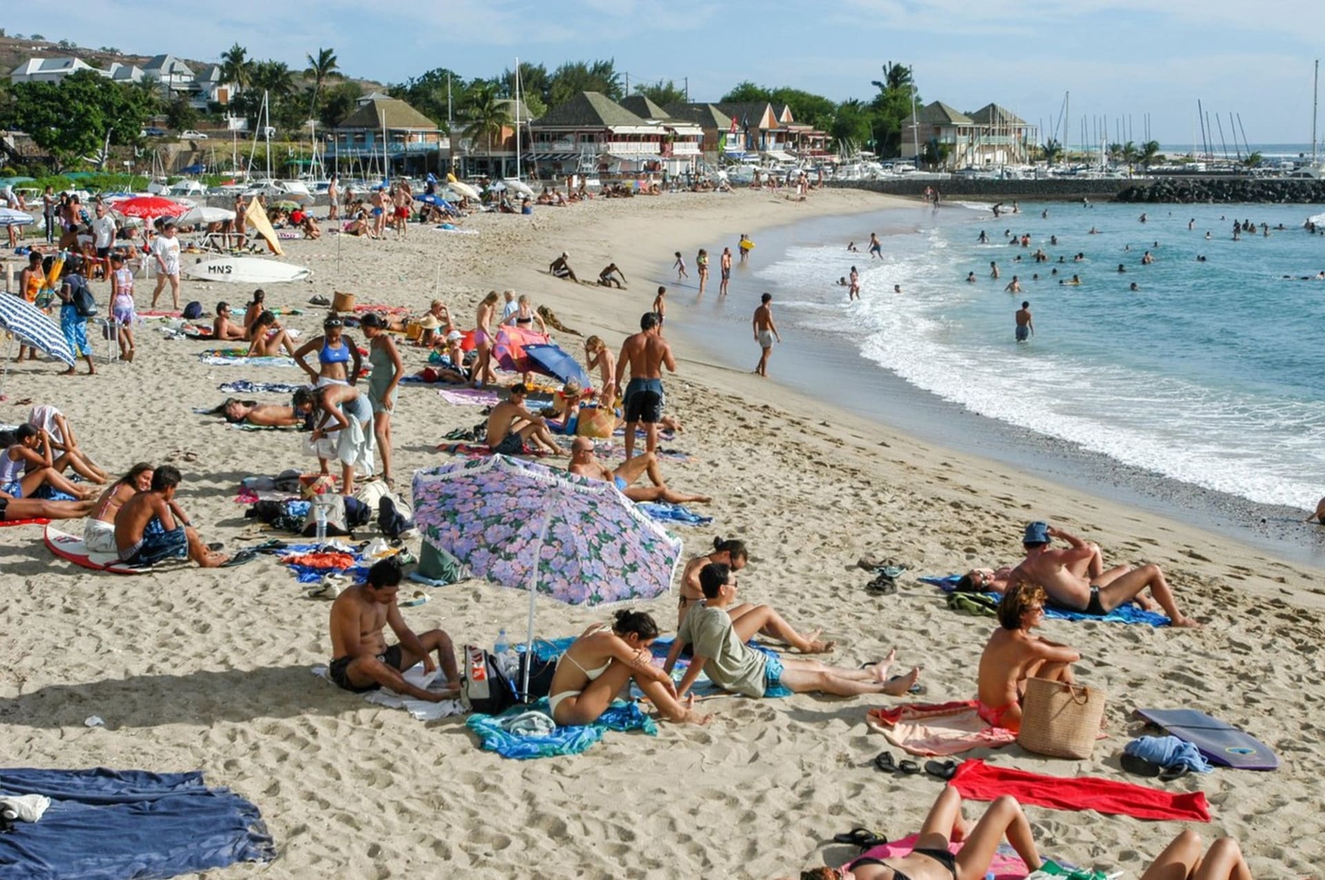 Lidé na pláži u moře v Chorvatsku