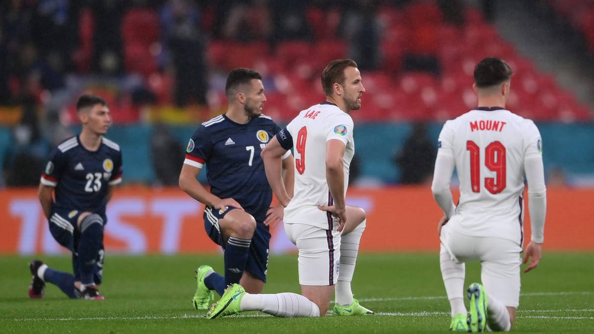 Angličtí a skotští fotbalisté klečí před vzájemným utkáním na Euru 2021 ve Wembley.