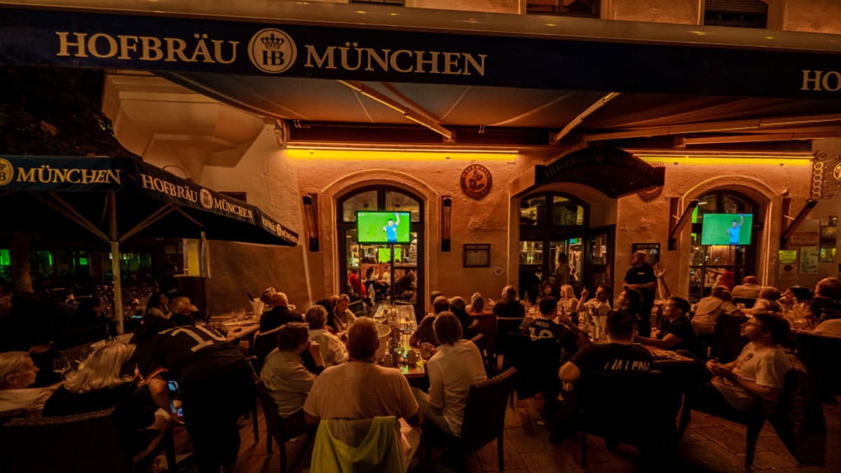 Hosté sledují utkání Eura Německo-Francie v jedné z mnichovských restaurací.