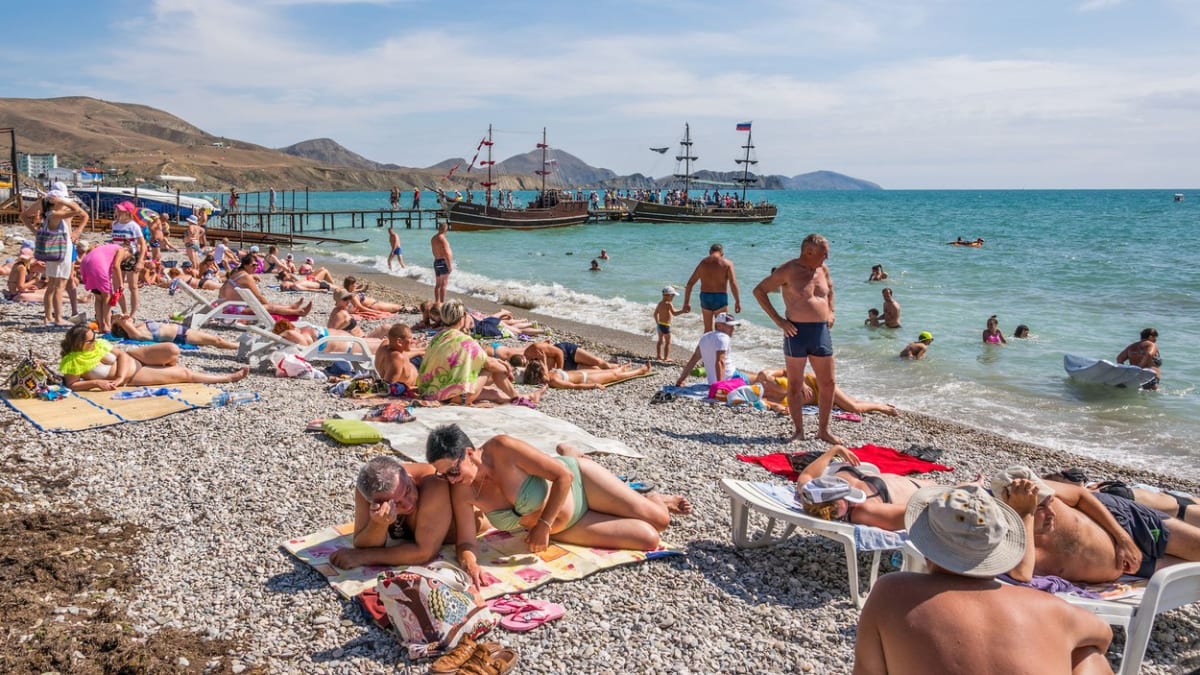 Lidé na pláži v Chorvatsku
