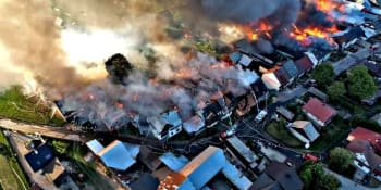 Nejméně jeden mrtvý a deset zraněných. V Polsku hořelo čtyřicet budov