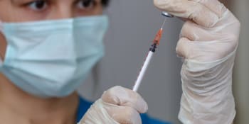 Sledujte ZÁZNAM Hlavních zpráv: Volno kvůli očkování? Tak to ne, zní z krajů a od zřizovatelů