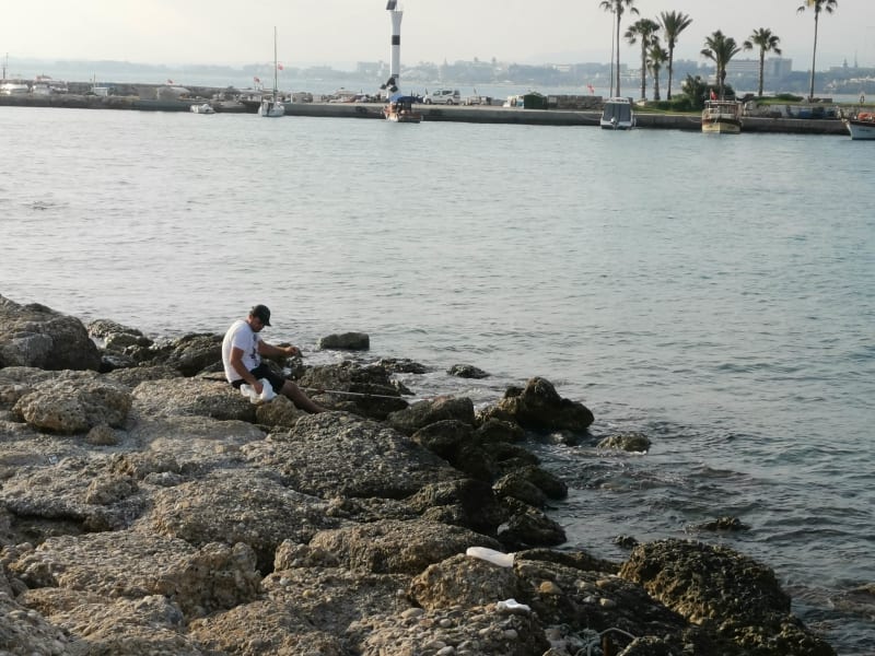 Abdul v zálivu rybaří se svým kamarádem.