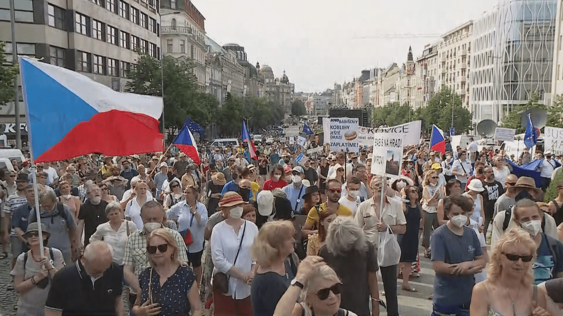 Na Václavském náměstí se při nedělní demonstraci sešlo pět tisíc lidí.