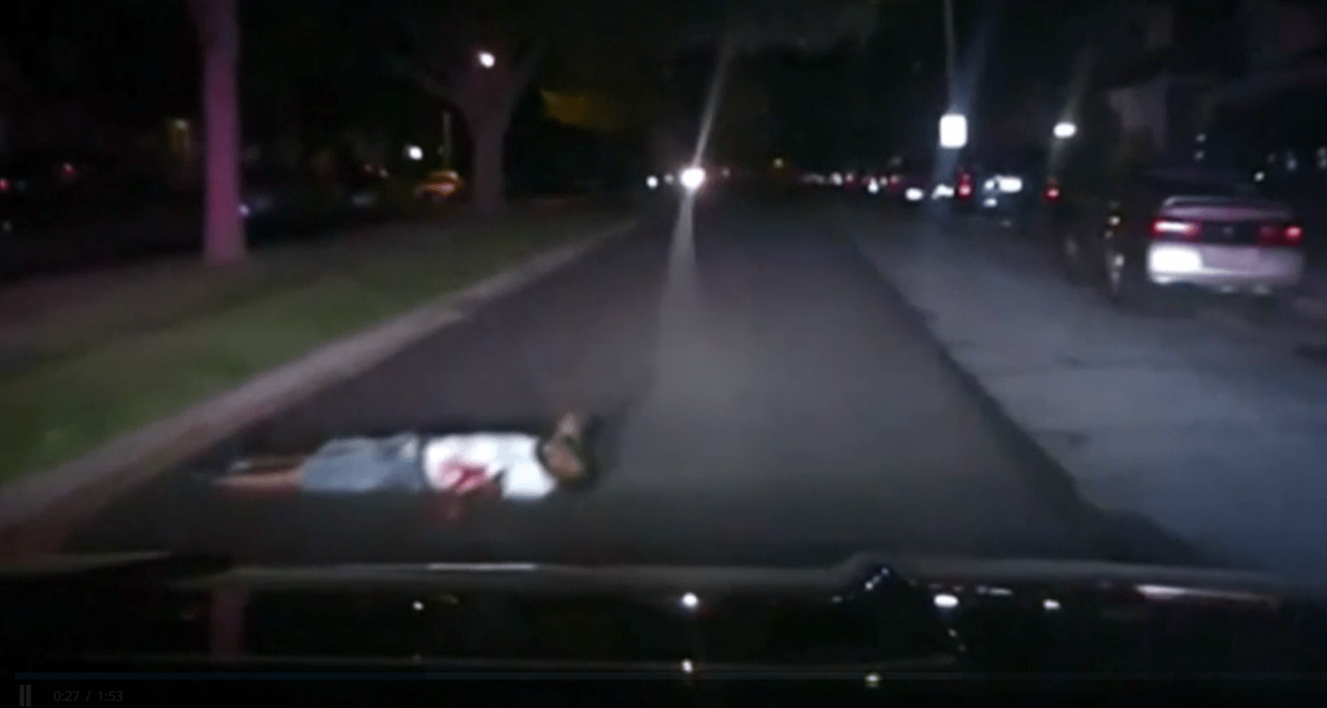 Policistka ve Springfieldu v Ohiu přehlédla postřeleného a přejela ho.