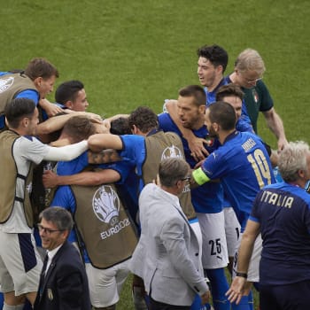 I bez mnoha klíčových opor zvládli Italové závěrečné skupinové utkání. Wales porazili 1:0.
