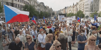 „Bureš, pudeš.“ Na Václavském náměstí demonstrovaly tisíce lidí proti vládě