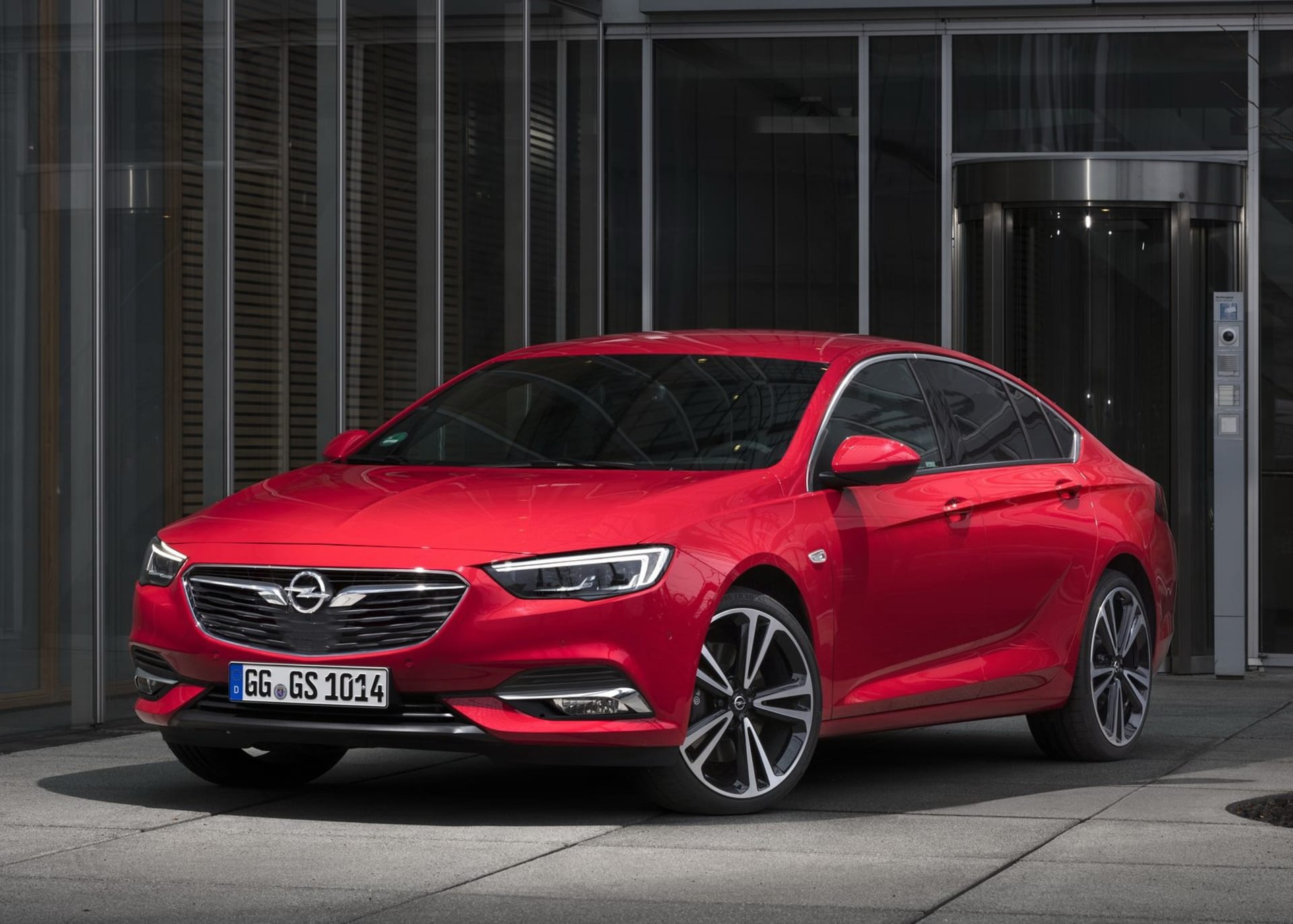 Opel Insignia Grand Sport - Elegance: 65 tisíc korun (celková cena 724 990 Kč)