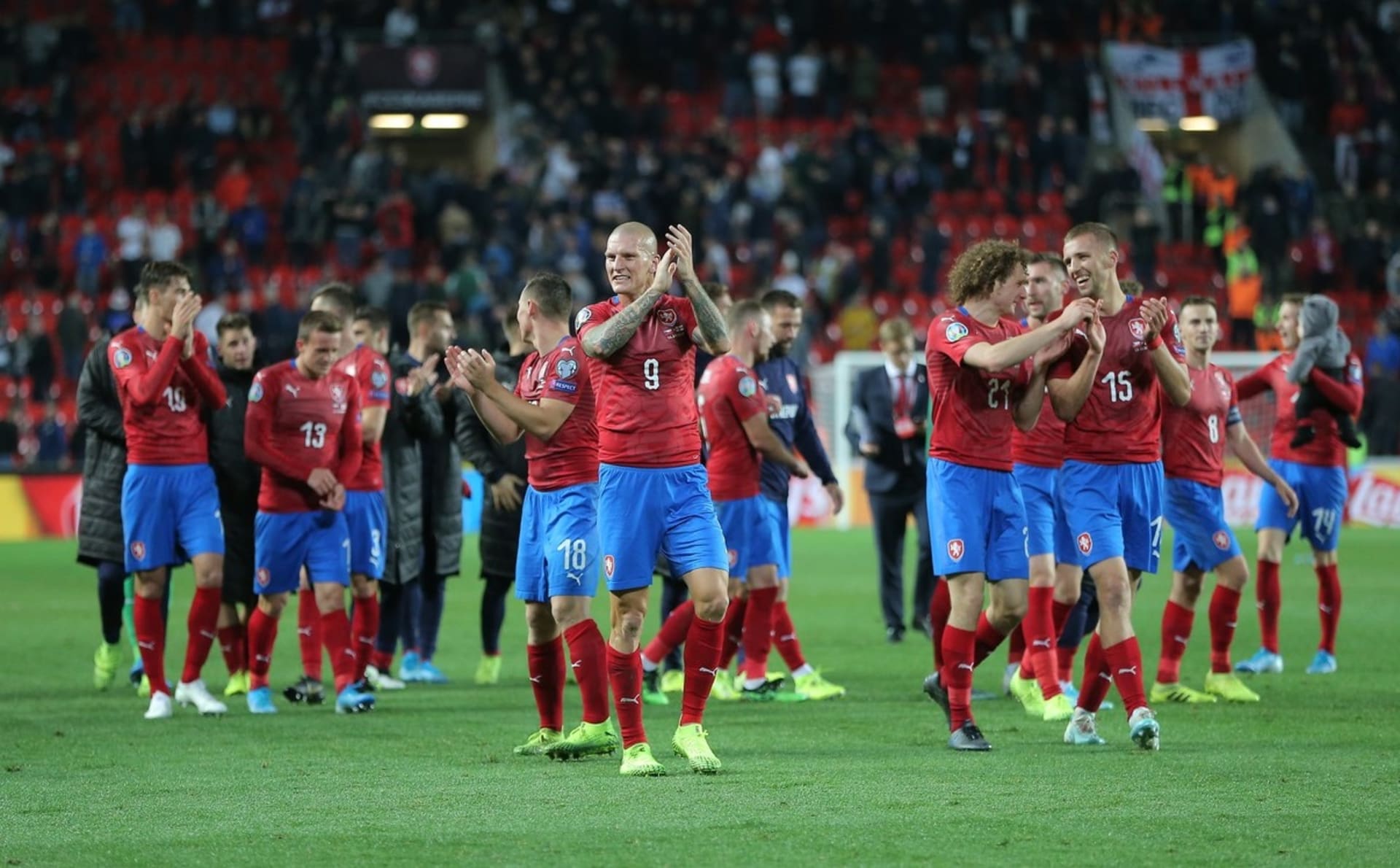 Budou čeští fotbalisté takto spokojení i po úterním zápase s Anglií? Na podzim 2019 se jim velkého favorita povedlo porazit.