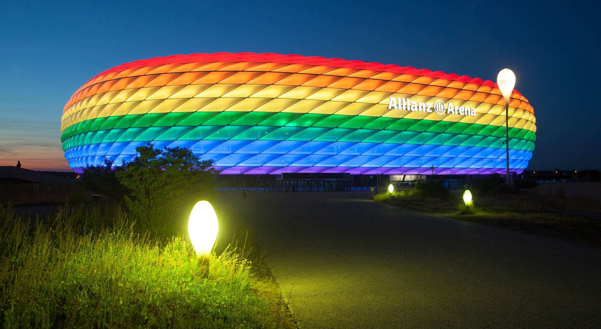 Mnichovská Allianz Arena by se měla při středečním utkání Eura Německo–Maďarsko obarvit duhovými barvami na podporu utlačované LGBT komunity v Maďarsku.