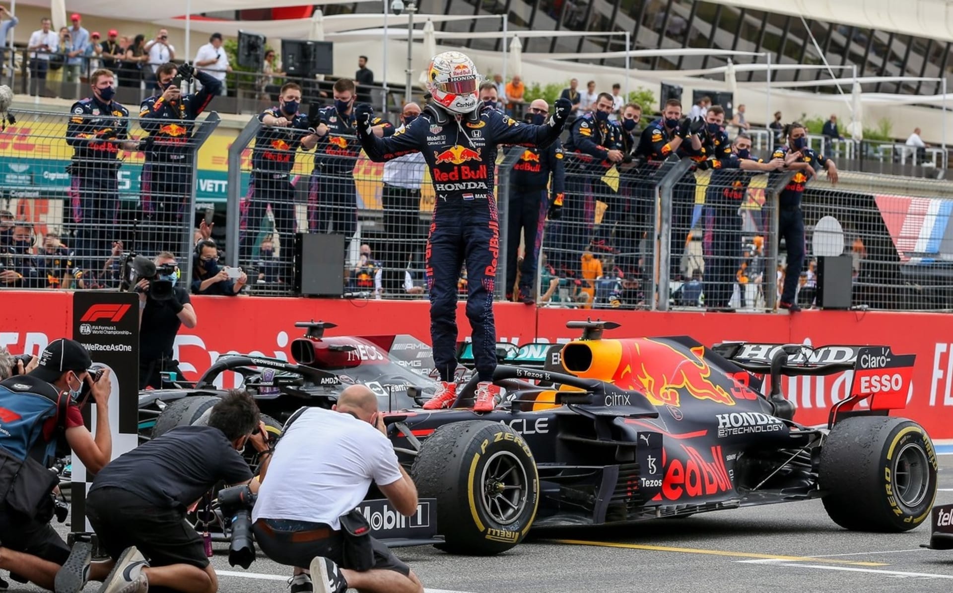 Radost Maxe Verstappena a jeho týmu po vítězství ve Francii.