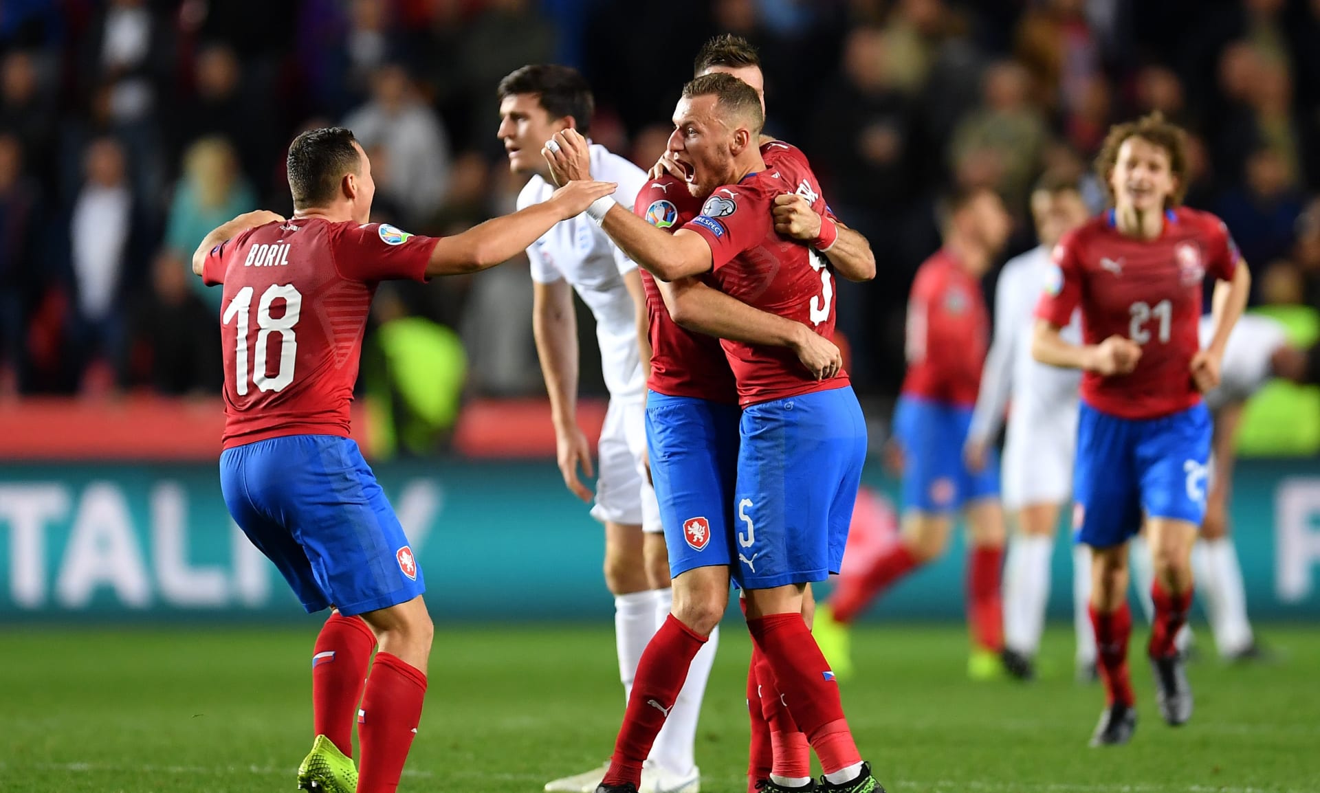 Obrovská radost českých fotbalistů těsně po konci zápasu s Anglií v roce 2019