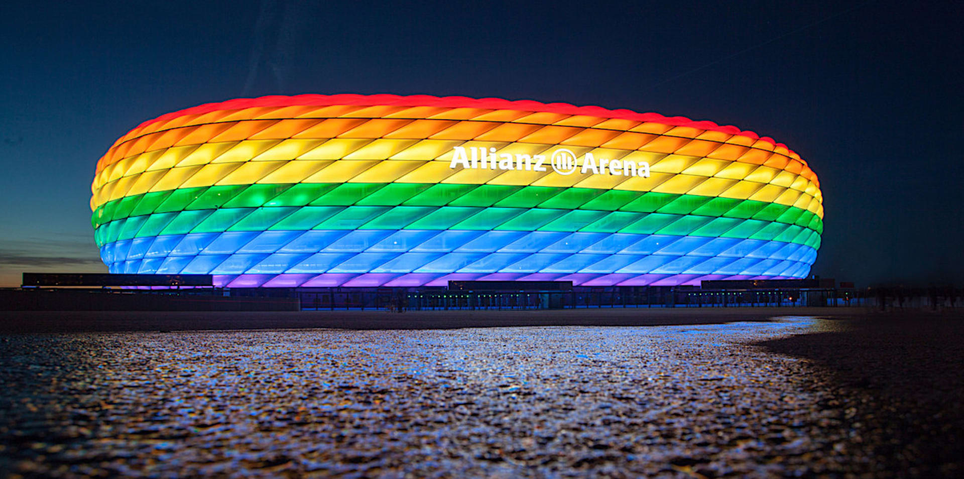 Takto měla vypadat během středečního utkání Eura Německo–Maďarsko mnichovská Allianz Arena. Evropská unie to však zakázala.