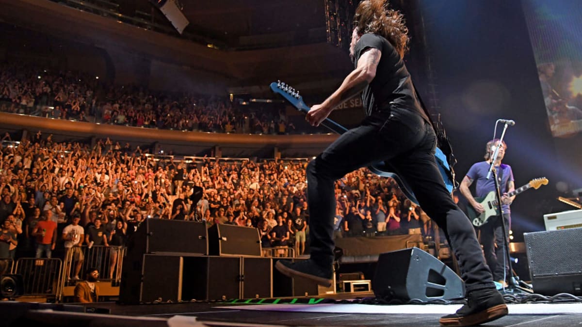 Frontman Foo Fighters Dave Grohl před vyprodanou Madison Square Garden v New Yorku. Šlo o první koncertv této hale po dlouhých 15 měsících. 