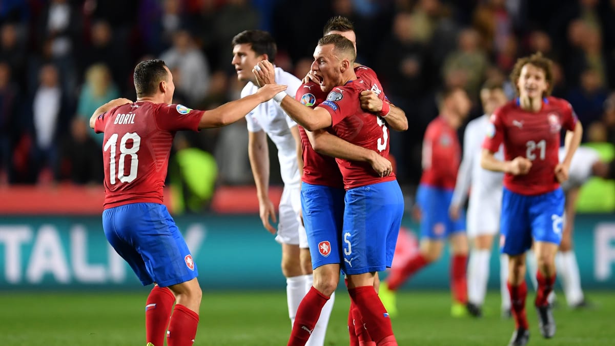 Obrovská radost českých fotbalistů těsně po konci zápasu s Anglií v roce 2019