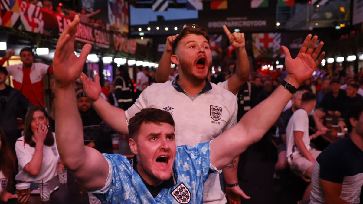 Postup Anglie oslavovaly po celé zemi davy fanoušků. 