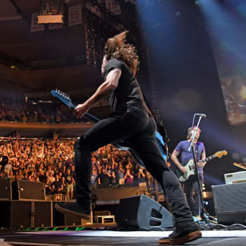 Frontman Foo Fighters Dave Grohl před vyprodanou Madison Square Garden v New Yorku. Šlo o první koncertv této hale po dlouhých 15 měsících. 