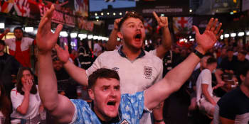 Anglie zažívá další covidovou vlnu. Davy fanoušků přesto bouřlivě slavily v ulicích