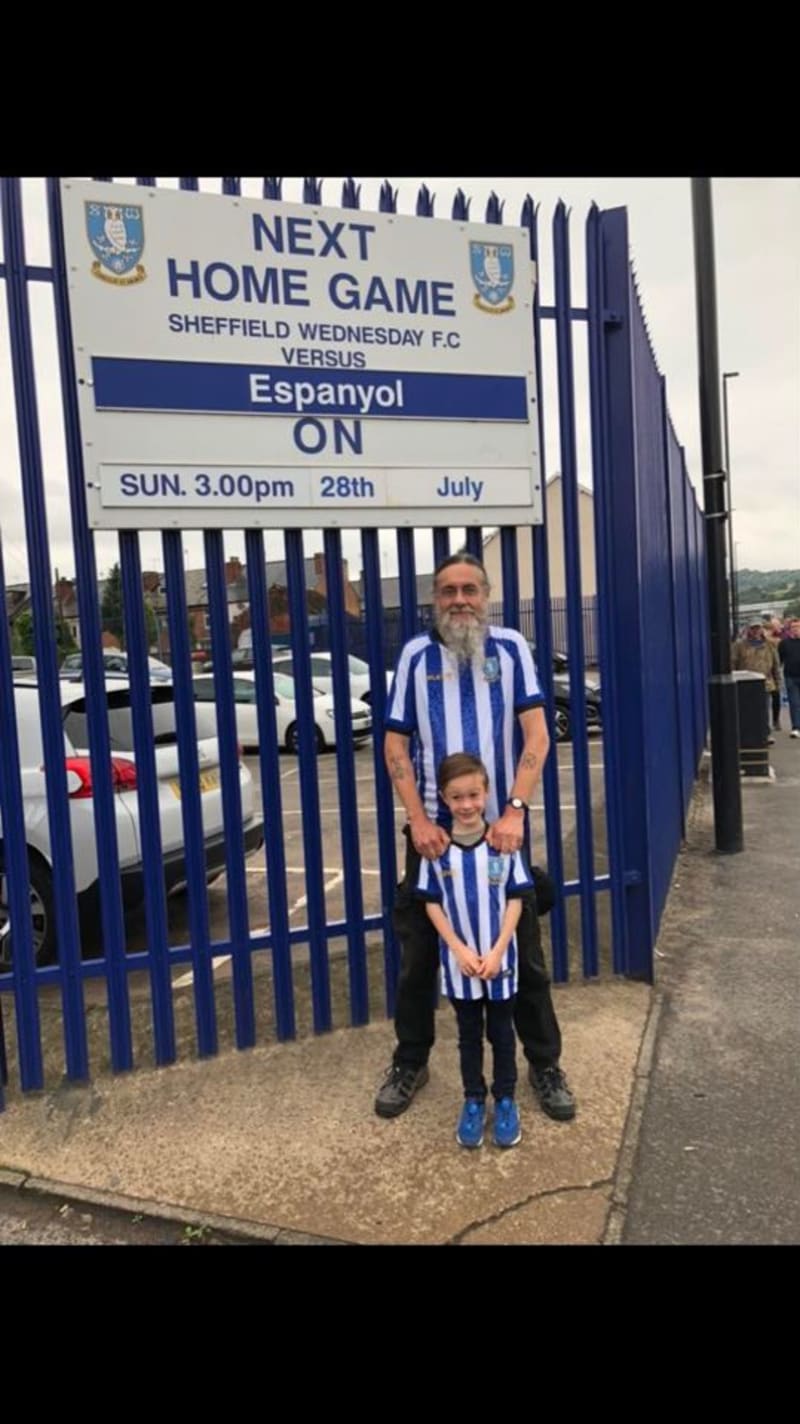 Anglický fanoušek Steve Clark s vnukem před stadionem svých milovaných Sheffield Wednesday