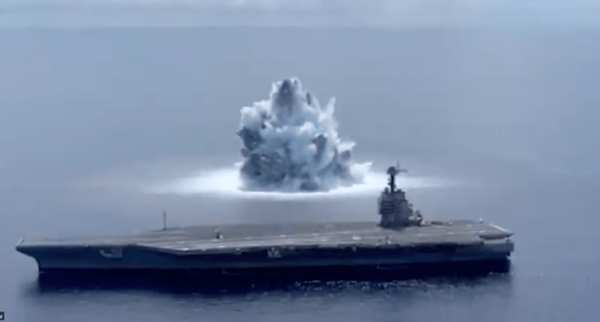 Armáda USA nechala explodovat u své letadlové lodi přes 18 tun výbušniny. 