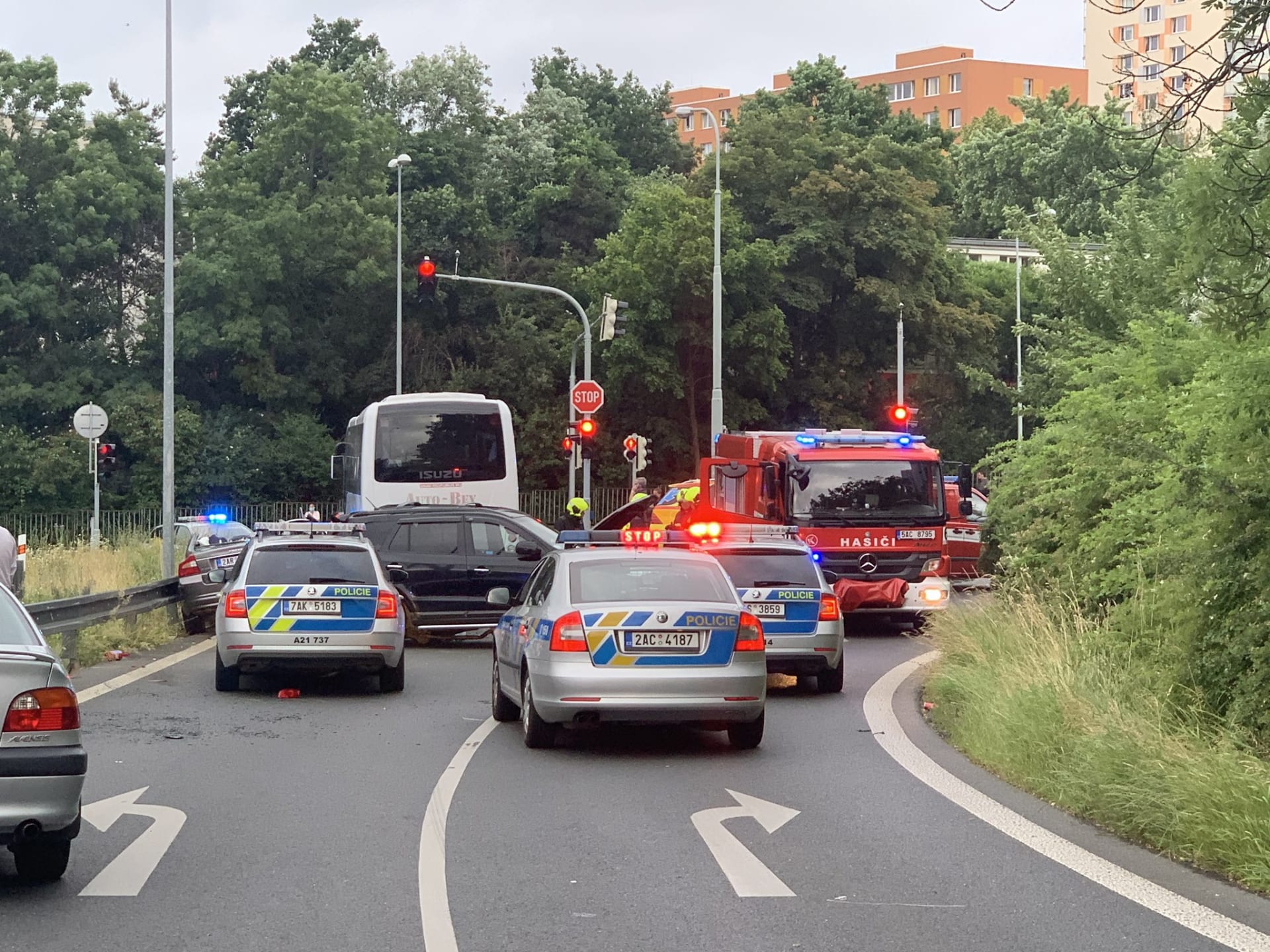 Při dopravní nehodě čtyř aut v Praze 4  Michli se zranilo šest lidí.