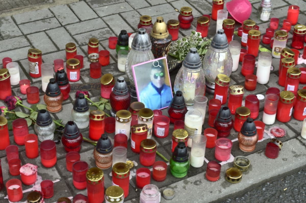 Lidé v Teplicích pokládají květiny na místo, kde policisté zadrželi narkomana. Ten při převozu do nemocnice zemřel.