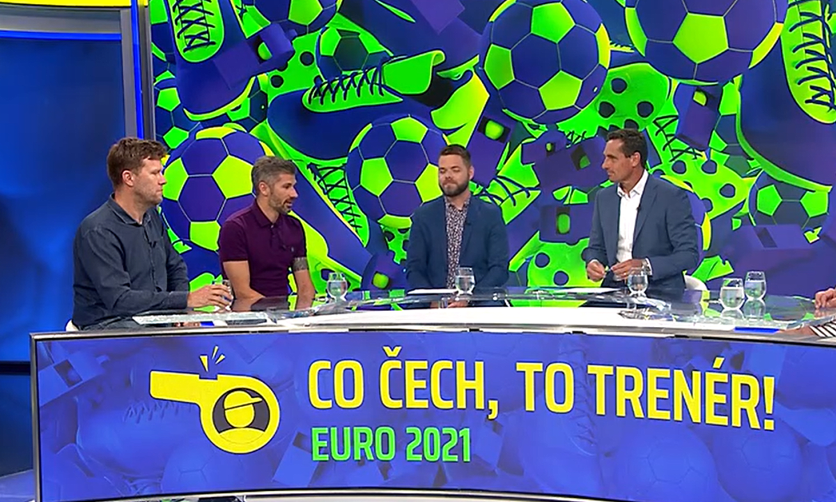 Hosty pořadu Co Čech, to trenér před zápasem s Anglií byli Pavel Mareš, Jan Rezek, Zuzana Hejnová a Sagvan Tofi.