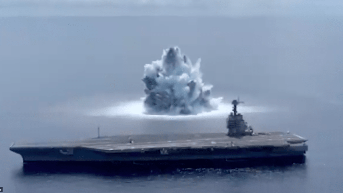 Armáda USA nechala explodovat u své letadlové lodi přes 18 tun výbušniny. 