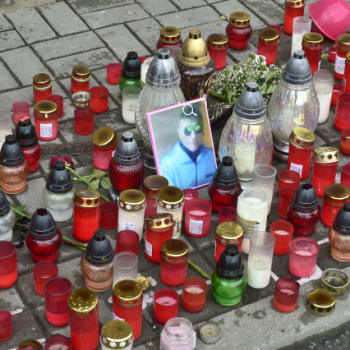 Lidé v Teplicích pokládají květiny na místo, kde policisté zadrželi narkomana. Ten při převozu do nemocnice zemřel.